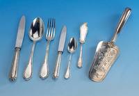 57-teiliges Besteck, Frankreich Paris um 1900, 950er Silber, best. aus: 6 Menuemesser (Klingen Stahl, Griffe gefÜllt), 12 Menue- gabeln, 12 ...