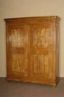 Biedermeierschrank, sÜddeutsch/Pfalz, um 1830/35, Front und Seiten auf Rahmen gearbeitet, Birne massiv, FÜllungen Wurzelnußfurnier gespiegelt, ...