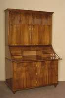 Aufsatzschrank mit SekretÄrteil, Pfalz/wohl ZweibrÜcken, um 1810/15, Korpus Weichholz, Wurzelnußfurnier, durchgehend doppelt bzw. 4-fach ...