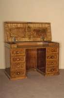 Schreibtisch, deutsch/wohl Kurpfalz, um 1750, Karl-Theodor-Zeit, Korpus Weichholz/Hartholz, Wurzelnußfurnier gespiegelt, Faden- bzw. ...