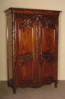 Prunkschrank, Elsaß/Lothringen bzw. Burgund, um 1770/80, Kirschbaum massiv, auf Rahmen gearbeitet, Schnitzereien aus dem Vollholz, Blumen, ...