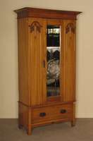Schrank, England, um 1910, Jugendstil, Korpus Weichholz/Hartholz, Kirschbaum massiv, Kirschbaumfurnier, eine große MitteltÜr mit facettiertem ...