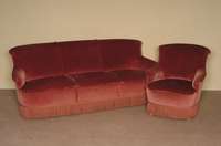 Sitzensemble, deutsch, 50er/60er Jahre, bestehend aus Sofa und 2 Cocktailsessel, Gestell Buche massiv, altrosa Mohairbezug, umlaufendes ...