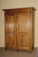 Schrank, Frankreich/Lothringen, um 1830, Nußbaum massiv, zweitÜriger Korpus, TÜrinlets und Seiten mit kassettierten FÜllungen, ...