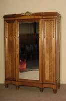 Schrank, Frankreich, um 1870, Nußbaum massiv , Nußbaumfurnier, dreitÜriges MÖbel, große MitteltÜr mit facettiertem Spiegelglas, zwei kleine ...