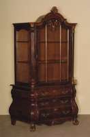 Barockstilvitrine, Holland, nach altem Vorbild, Korpus Weichholz/Hartholz, Wurzelnußfurnier, z.T. gespiegelt, schÖnes Furnierbild, Kanten ...