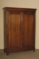 Schrank, deutsch, um 1860, Louis-Philippe, Eiche massiv, auf KugelfÜßen, TÜren mit BrezelfÜllungen, leicht geschwungene Kopfleiste, 2-fach ...