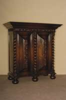 Kissenschrank, Holland, um 1890, Korpus Teakholz massiv, auf großen KugelfÜßen, 2 Schubladen, Lisenen mit vorgesetzten gedrechselten ...