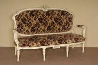 Sofa, deutsch, um 1920, Louis-XVI-Stil, weiß lackiert, gedrechselte Beine, kanneliert, gebogene Arm- und RÜckenlehne, RÜckenlehne mit ...