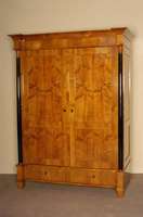 Schrank, deutsch, im Stil von 1820, Korpus Weichholz, Kirschbaumfurnier, eckige FÜße, unten 2 Schubladen, 2 TÜren, links und rechts ...