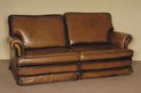 Ledersofa, deutsch, strenge AusfÜhrung, Gestell Buche massiv, brauner Lederbezug, lose Kissen, Gebrauchsspuren, ca. 90x180x97 cm, Sh. 42 cm, St. 52 ...