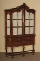 Prahlhans, Holland, um 1760, Korpus Eiche, Wurzelnußfurnier, eckige Beine auf KugelfÜßen, diese wohl spÄter, unten mehrere Schubladen, ...