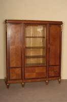 BÜcherschrank, Frankreich, um 1900, Korpus Weichholz, Mahagonifurnier, mit Bandelwerk und Fadenintarsien, auf 6 konischen FÜßen stehend, mit ...