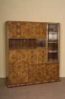 ArtDeco-Schrank, Holland, um 1930, wohl Amsterdamer Schule, Korpus Weichholz, Nußbaumfurnier, z.T. gespiegelt, ausgesuchtes Wurzelfurnier, ...