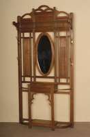Gaderobe, deutsch, um 1900, Eiche massiv, Quer- und LÄngsverstrebungen, gerilltes Profil , ovales facettiertes Spiegelglas, Altersspuren, Staufach ...