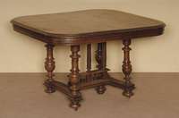 Ausziehtisch, Frankreich, um 1880, Nußbaum massiv, Henry Deux, FÜße verstrebt und gedrechselt, Zarge getreppt, 3 Ausziehplatten zum Einlegen, ...