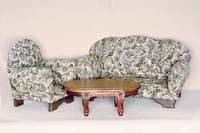 Puppen-Sitzgruppe, nach altem Vorbild, bestehend aus: Sofa, 2 Sesseln und einem Tisch , sammelw., H. Sessel u. Sofa ca. 35 cm, H. Tisch ca. 15 cm