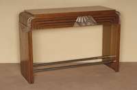ArtDeco-Schreibtisch, Frankreich, um 1920, zwei Chromstangen, eine eingelassene gerÄumige Schublade, floral abstrakte sowie geometrische Reliefs in ...