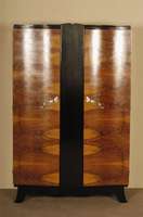 ArtDeco-Schrank, Frankreich, um 1925, zweitÜrig, kaukasischer Nußbaum in gespiegeltem Bild furniert, zum Teil schwarz abgesetzt, TÜren in ...