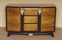 ArtDeco-Sideboard, Frankreich, um 1920, Nußbaum massiv und gespiegelt furniert, zum Teil schwarz abgesetzt, zwei TÜren, diese geschwungen ...