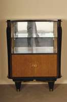 ArtDeco-Barschrank bzw. -Vitrine, Frankreich/Paris, um 1935, Riopalisander in gespiegeltem Bild furniert und teilweise ebonisiert, filigrane ...