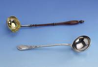 SchÖpfkelle, deutsch um 1750, Silber gepr., vergoldet, wohl Leipzig (?), sehr fein graviert, Rokoko, dat. 1779 (spÄter), Griff Nußbaum ...