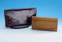 Konvolut 2 Handtaschen, Alligator, 1 x dunkelbraun, Innentasche mit Reißver- schluß, Trageriemen abnehmbar, ca. 32 x 18 cm, 1 x hellbraun, ca. ...
