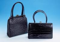 Konvolut 2 Taschen, 1 x Straußenleder schwarz, Inneneinrichtung mit grauem Wild- leder ausgeschlagen, 1 großes Fach und 3 kleinere (eins davon ...