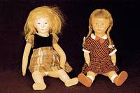 KÄthe Kruse Puppe, um 1950, Kopf Kunststoff, StÖffkÖrper gestopft, 2 Lichtpunkte im Auge, dunkelblonde PerÜcke, schÖne Bemalung, linker Fuß ...