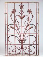 Ziergitter, Frankreich, um 1900, Gusseisen, Liliendekor, Reste brauner Fassung, l. Alterssch., ca. 100x62 cm