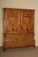 Kabinettschrank, Holland, um 1780, Louis XVI, Korpus Eiche, Mahagonifurnier, zum Teil gespiegelt, auf Spitzbeinen, gerillt, 3 Schubladen, davon ...