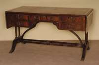 Schreibtisch mit Wangen, England, um 1960, Sheratonstil, Korpus Weichholz, z.T. Tischlerplatte, Mahagonifurnier, seitlich abklappbar, Platte mit ...