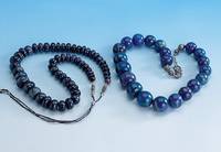 Collier aus Saphirrondellen, dunkelblaue Saphire verlaufend D ca. 12 - 26 mm, L. ca. 76 cm, muß neu gefÄdelt werden