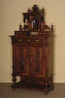 KabinettschrÄnkchen, deutsch, um 1880, GrÜnderzeit, Korpus Weichholz, Nußbaumfurnier, z. T. Wurzelnußfurnier, auf KugelfÜßen, offene Ablage, ...