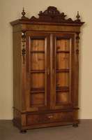Schrank, deutsch, um 1870, GrÜnderzeit, Korpus Weichholz, Nußbaumfurnier, auf KugelfÜßen, 1 Schublade, Lisenen gerillt, in Veluten auslaufend, ...
