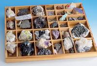 Mineraliensammlung im Schaukasten, ca. 95 StÜck versch. Mineralien, darunter: Rosen- quarz, Aquamarin, Chrysopras, Turmalin uvm., verteilt auf 2 ...