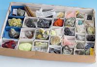 Mineraliensammlung im Schaukasten, ca. 80 StÜck versch. Mineralien, darunter: Lapisla- zuli, HÄmatit, Turmalin, Rosenquarz uvm., verteilt auf 2 ...