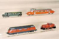 2 Dieselloks, MÄrklin, 60er/70er Jahre, Nr. 3064, diese im orig. Karton und Nr. 3021 V 200 060, beide l. bespielt, Fkt. nicht geprÜft (unten)
