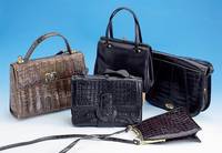 Konvolut 5 Krokotaschen, 3 x schwarz, 2 x braun, ab 70er Jahre, versch. Modelle, starke Tragesp. bzw. besch., div. GrÖßen, reichhaltig, ca. 21 ...