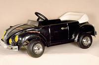 Modell eines KÄfer Cabrios, Italien, um 1980, Kunststoff mit Glasfaser, mit Elektromotor, intakt, Spiegel fehlt, ca. 34 x 89 x 42 cm, mit ...