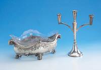 Anbietschale, Hanau um 1900, 800er Silber, ca. 470 g, Kartuschen frei, mit Orig.- Glaseinsatz mattgeÄtzt, floral verziert, ca. 16 x 21 x 37 cm