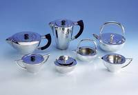 7-teiliges Kaffee- bzw. Teeservice, wohl deutsch um 60er/70er Jahre, im Art-Deco-Stil, Metall verchromt, best. aus: 4 Kannen, 2 MilchkÄnnchen ...