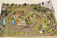 Eisenbahnanlage, MÄrklin, wohl 70er Jahre, Spur HO, Eigenentwurf, schÖne Anlage, auf BÖcken, mit verschiedenem ZubehÖr zum Weiterbasteln, dazu ...