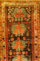 Karabagh Antik, Kaukasus, um 1900, Wolle auf Wolle, ca. 248 x 136 cm, EHZ: 2-3, Im Fond ein sehr aussergewöhnliches Blumen Muster, sel ten bei ...