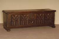 Flachdeckeltruhe, deutsch, um 1860, im gothischen Stil, Eiche massiv, Front in gothischer Fensterform ausgeschnitzt, Schloß und BeschlÄge wohl ...