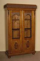 BÜcherschrank, deutsch, um 1900, Korpus Weichholz, Eiche massiv, z.T. Eichefurnier, auf KugelfÜßen, Schublade gerillt, 2-tÜrig, im Oberteil ...