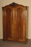 Schrank, Österreich, um 1870, Korpus Weichholz, Nußbaumfurnier, auf KugelfÜßen, FÜllungen gerahmt, im Oberteil elegant gebogen, Abschluß mit ...
