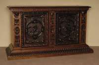 Buffet, deutsch, um 1900/10, Nußbaum massiv, Nußbaumfurnier, im Renaissance- bzw. FrÜhbarockstil, TÜrfÜllungen aus dem Vollholz, Genien mit ...