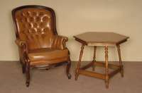Beistelltisch, deutsch, um 1880, Nußbaum massiv, Platte 6-eckig, diese furniert, gedrechselte Beine aus dem Vollholz, verstrebt, leichte Alters- ...