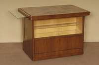 BarschrÄnkchen, deutsch, um 1920, ArtDeco, Korpus Weichholz, Nußbaumfurnier, SchiebetÜren verglast, Arbeitsplatte aus Marmor, unter der Platte 2 ...